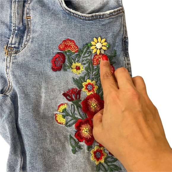 ZARA Women's Embroidered Flower Jewels Skinny Distressed Jeans Size 8 -Pre-Owned - Picture 7 of 10